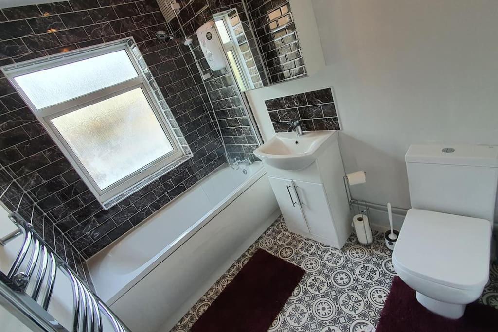 Contractors-City Centre-Parking-Sleeps 9 -Smart Tv, 2 Bathrooms! 코번트리 외부 사진